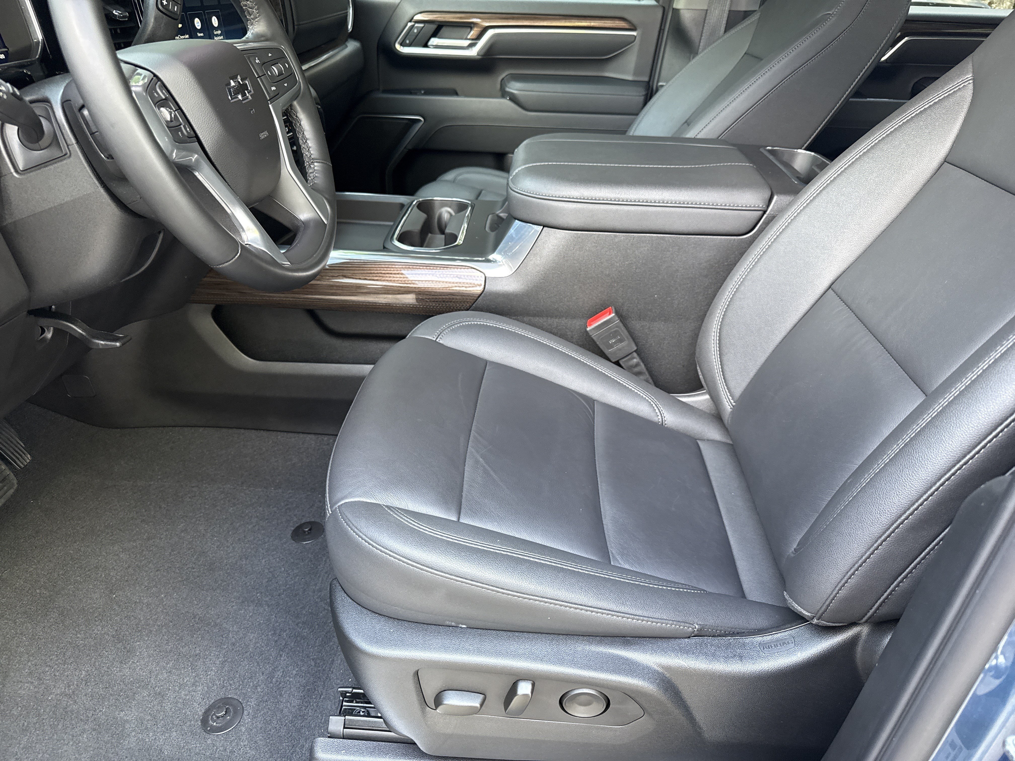 Used 2025 Lakeshore Blue Metallic Chevrolet LT image 9