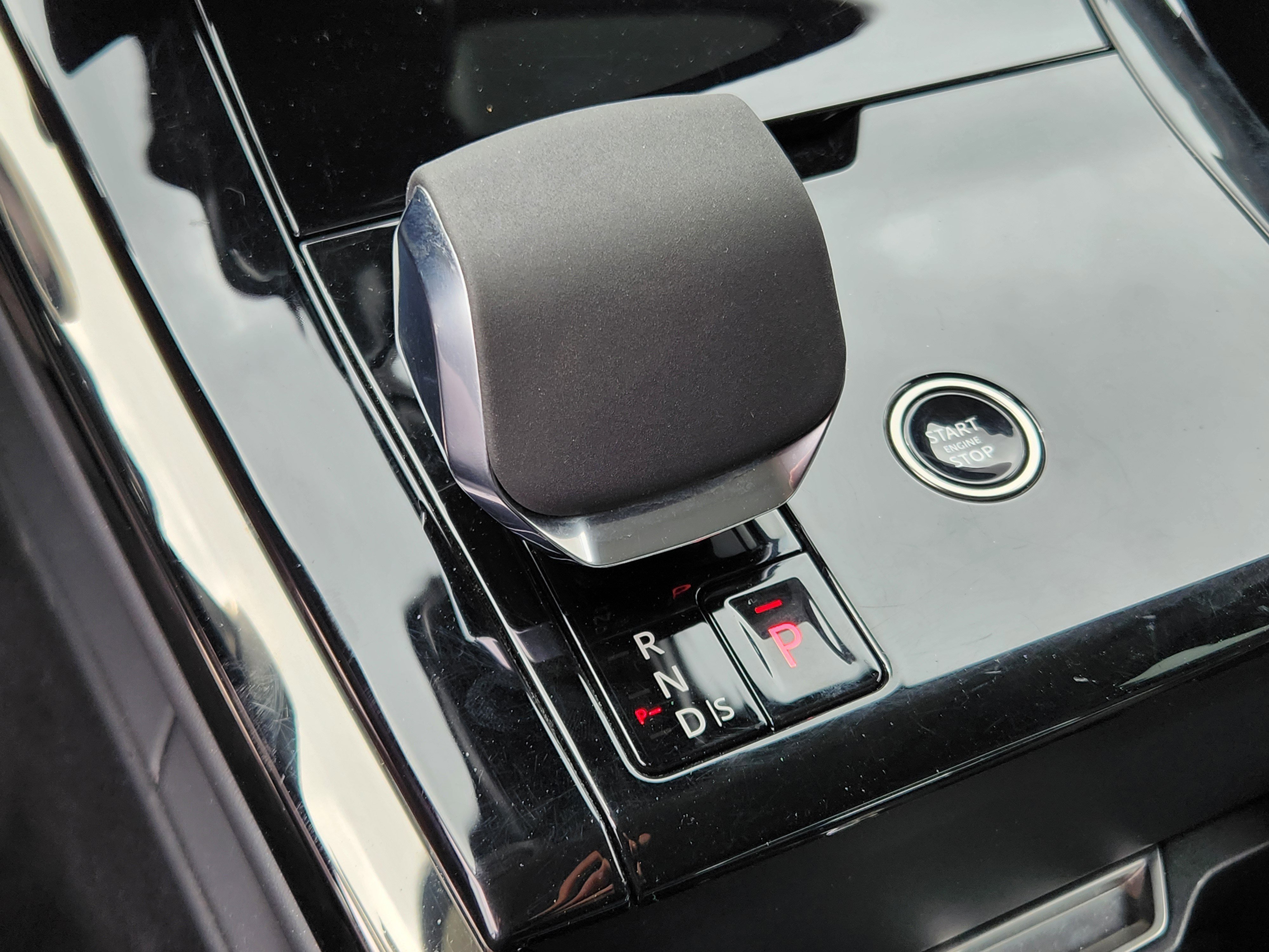 Certified Used 2024 Fuji White Land Rover SE image 20