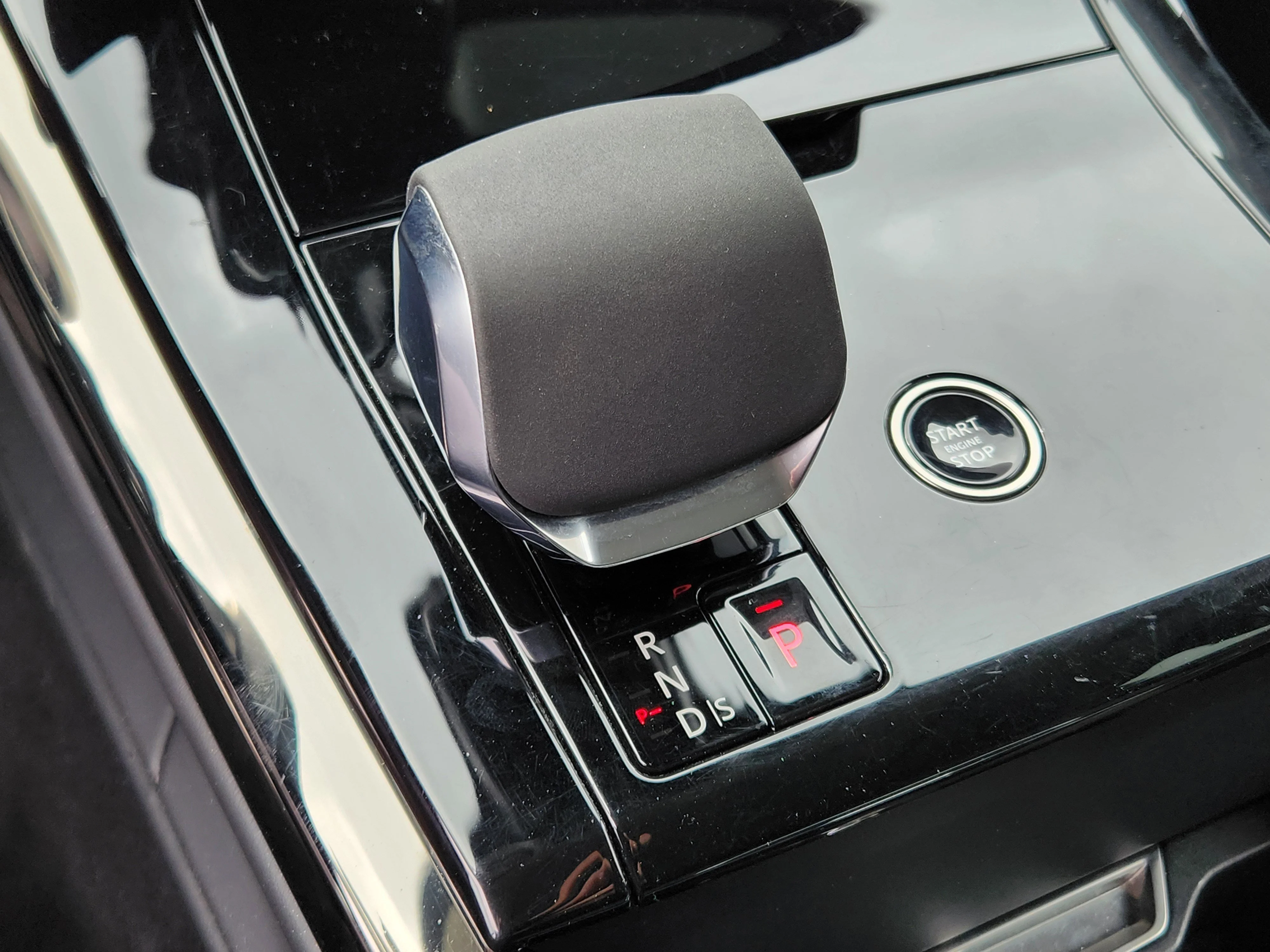 Certified Used 2024 Fuji White Land Rover SE image 20