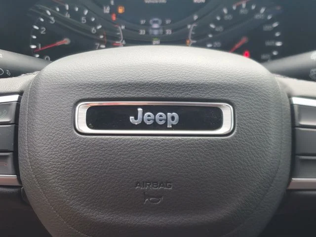 New 2026 Diamond Black Crystal Pearl-Coat Exterior Paint Jeep Latitude image 30