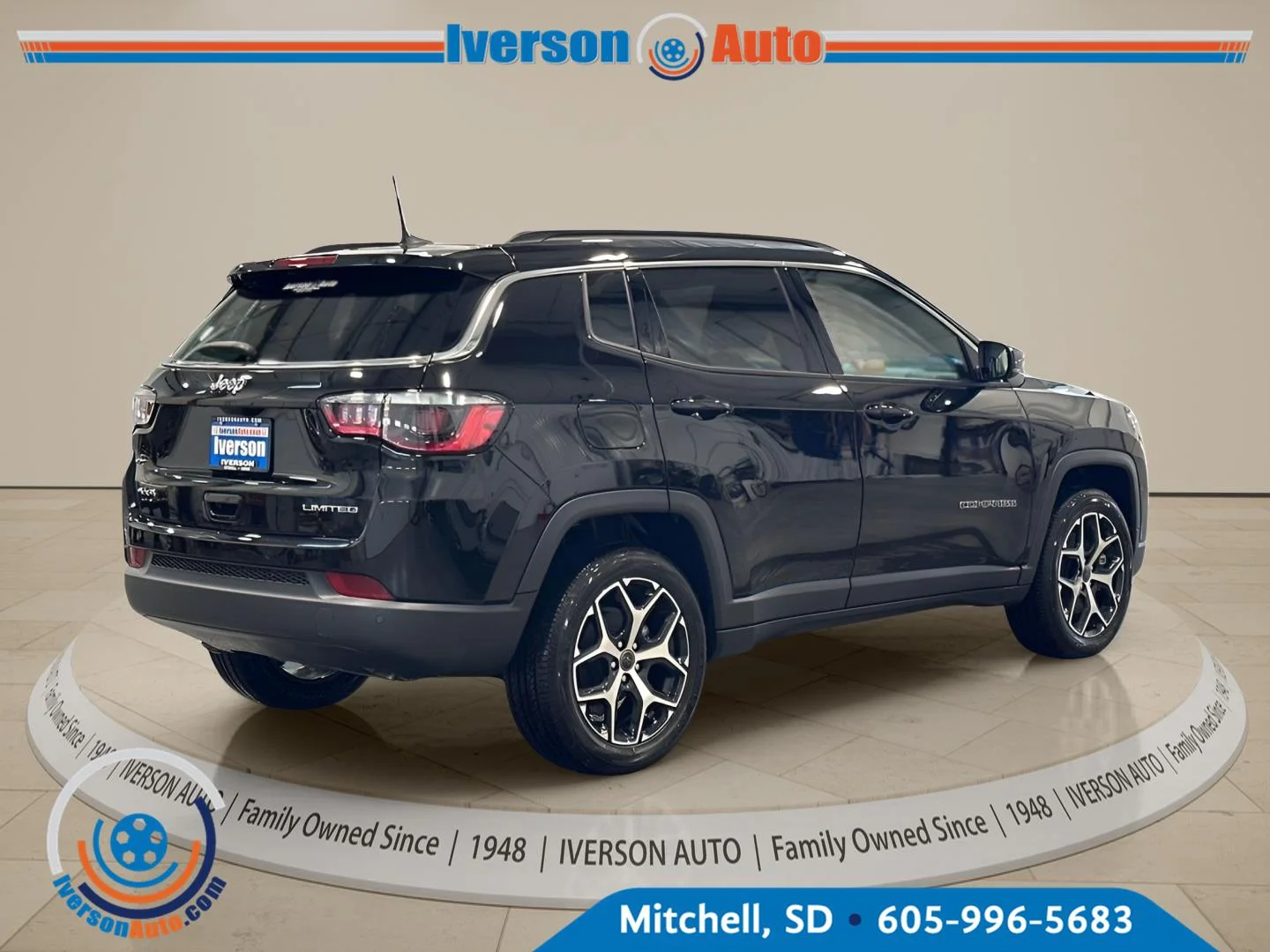 New 2026 Diamond Black Crystal Pearl-Coat Exterior Paint Jeep Limited image 7