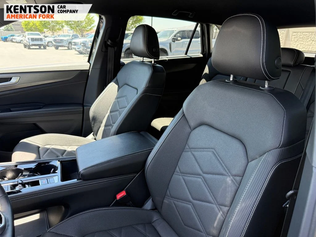 Used 2025 Black Volkswagen 2.0T SE w/Technology image 25