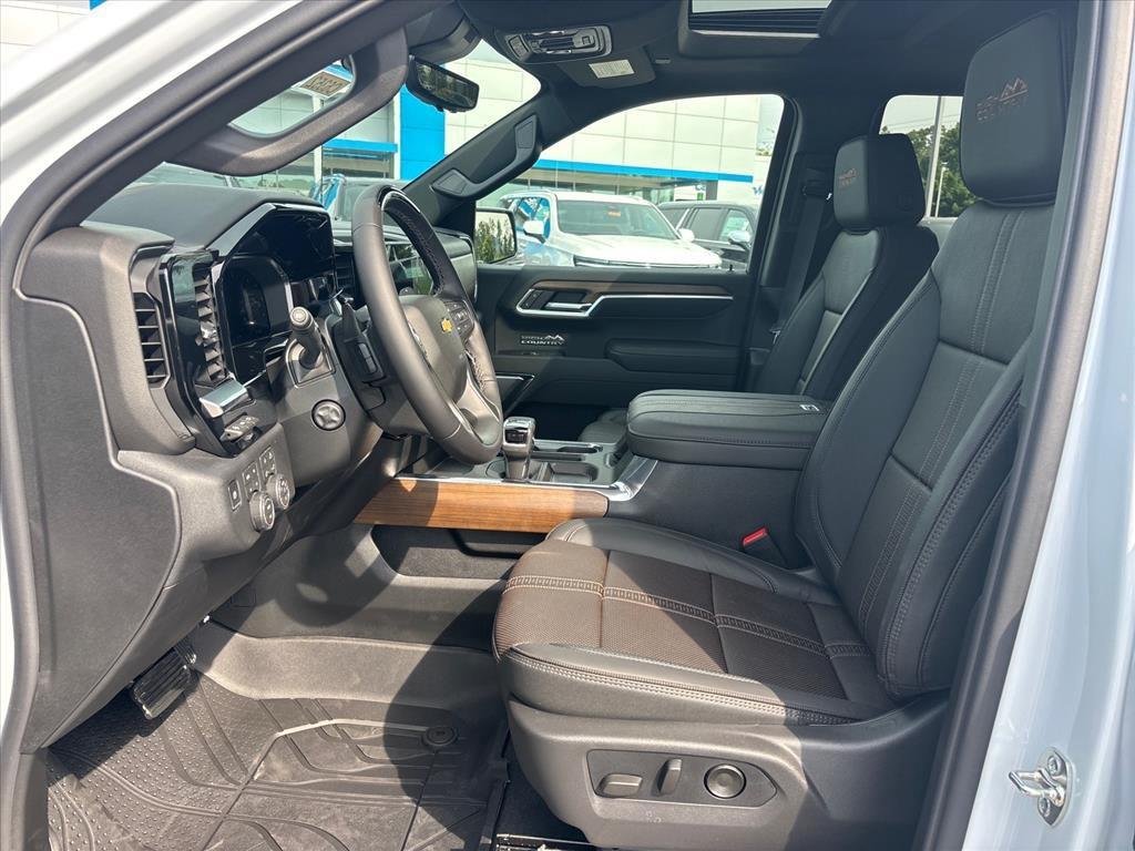 New 2026 Polar White Tricoat Chevrolet High Country image 2