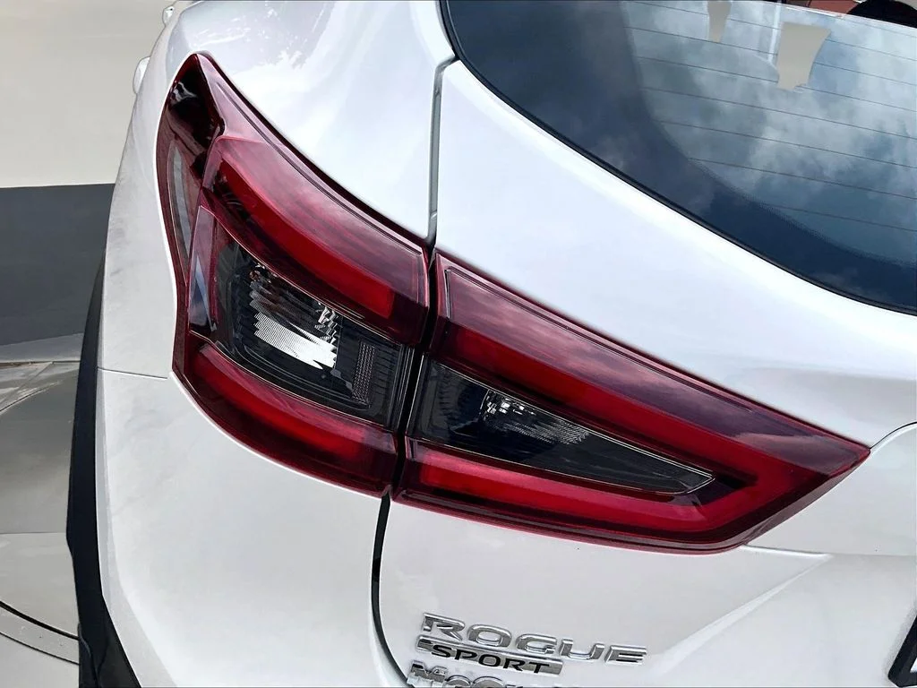 Used 2022 White Nissan SL image 26