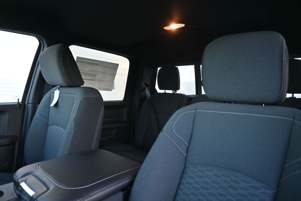 New 2026 Diamond Black Crystal Pearl-Coat Exterior Paint RAM Tradesman image 29