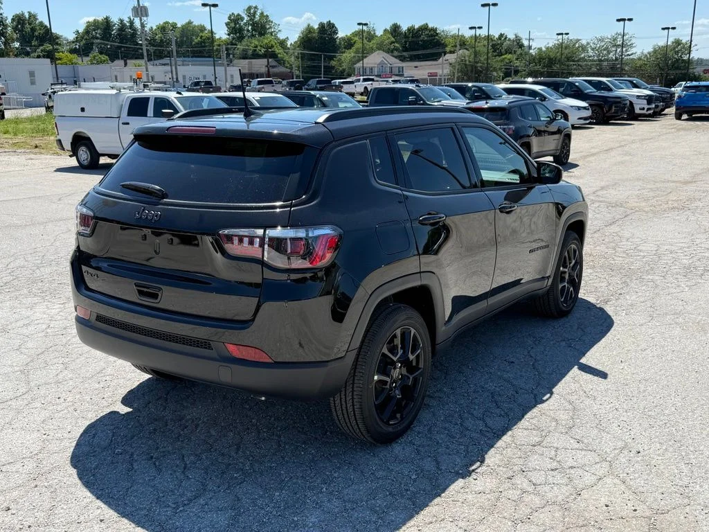 New 2026 Diamond Black Crystal Pearl-Coat Exterior Paint Jeep Latitude image 6