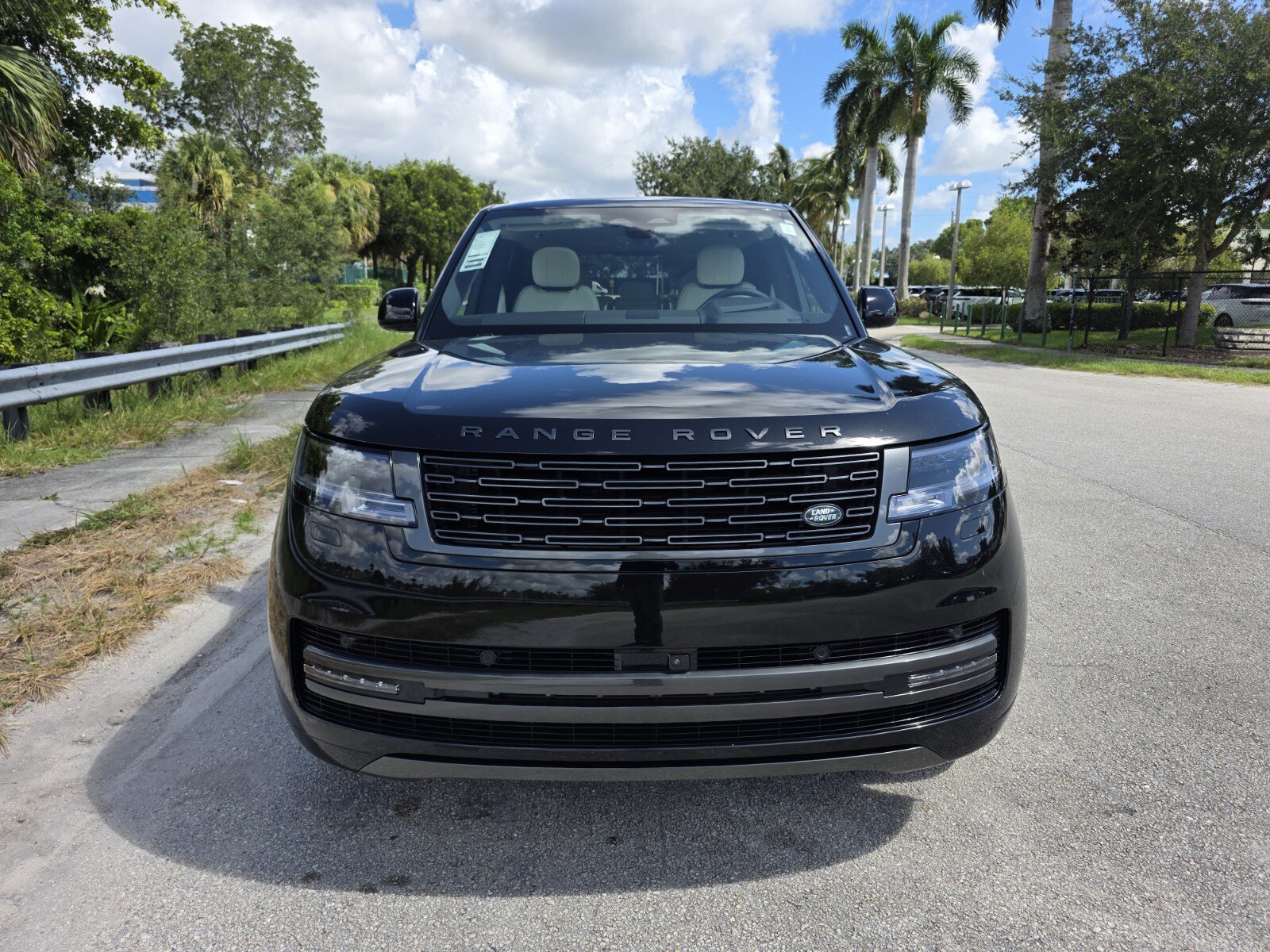 New 2026 Santorini Black Land Rover P400 SE image 8
