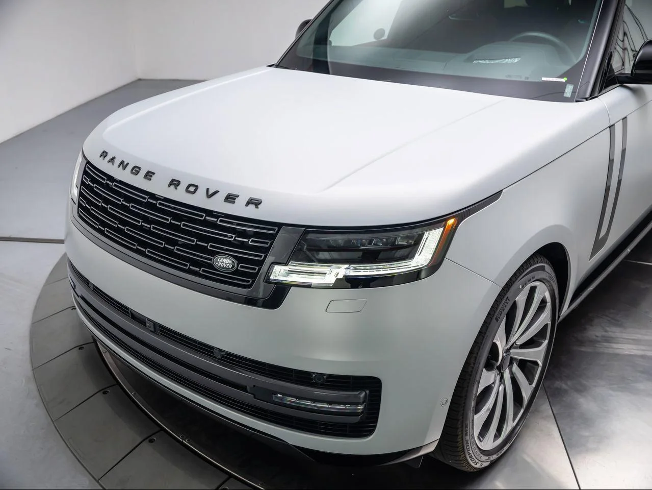 New 2026 Ethereal Frost Satin Land Rover Autobiography LWB image 9