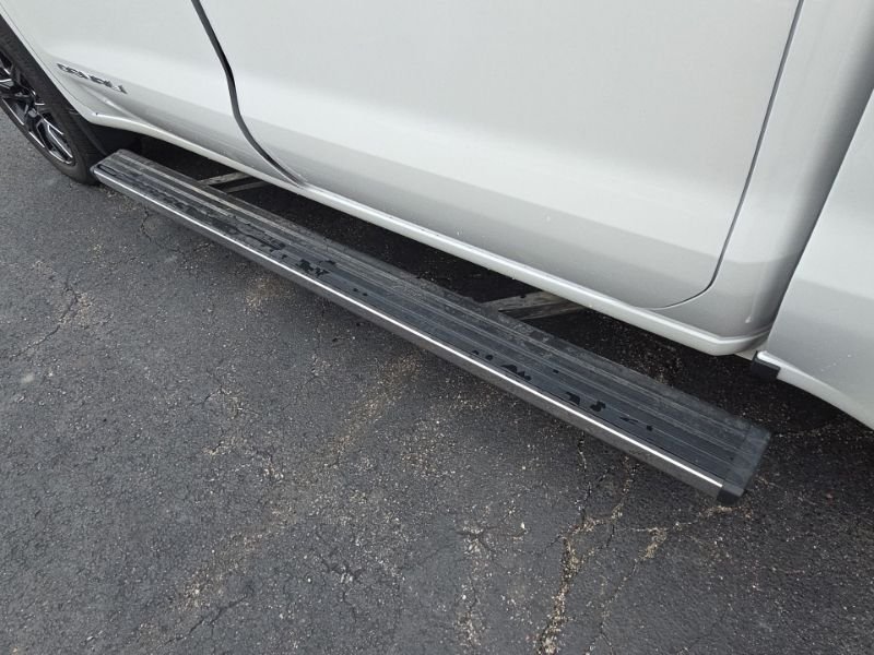 Used 2023 White GMC Denali image 9