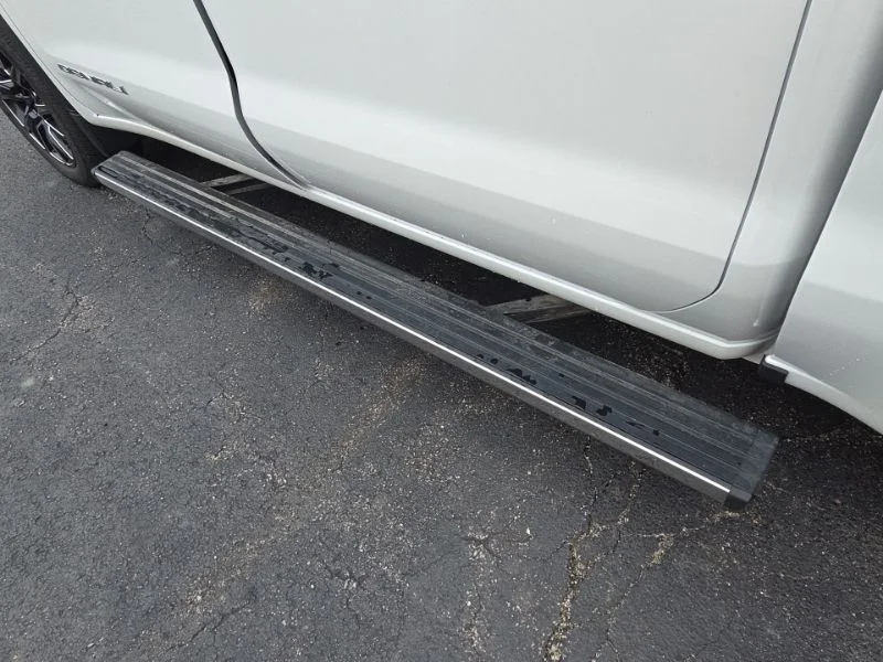 Used 2023 White GMC Denali image 9