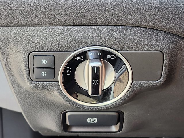 Used 2017 Silver Mercedes-Benz GLA 250 image 26