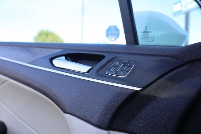 Used 2019 White Platinum Clearcoat Metallic Lincoln Reserve image 23