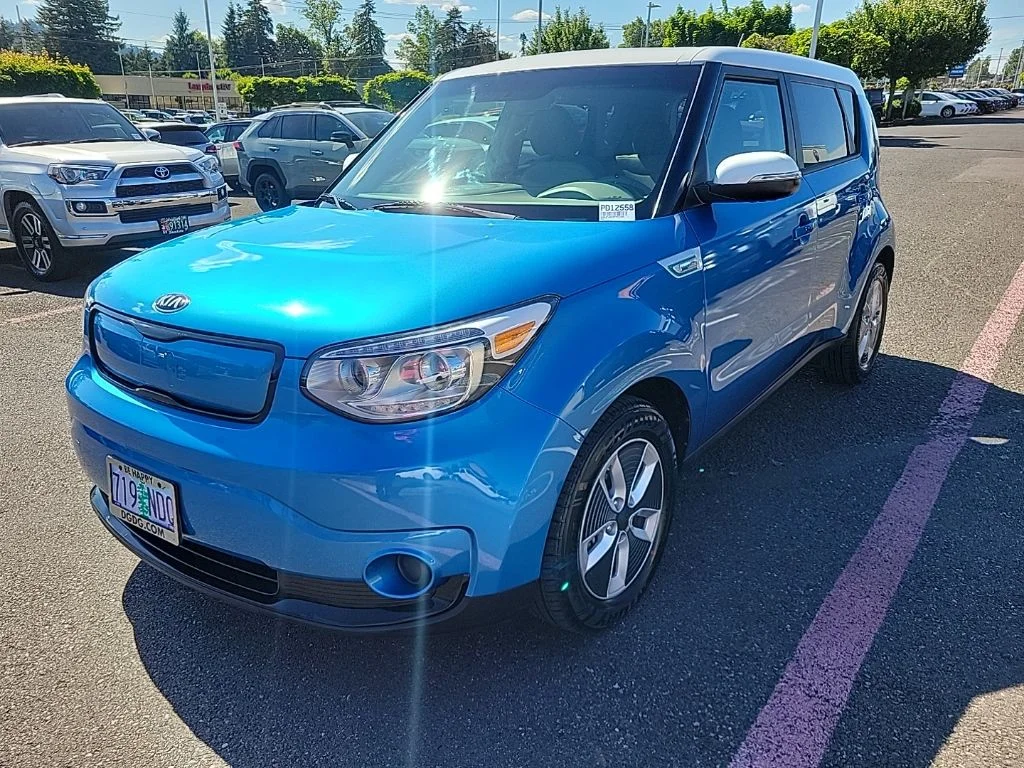 Used 2017 Caribbean Blue w/Clear White Roof Kia Base image 2