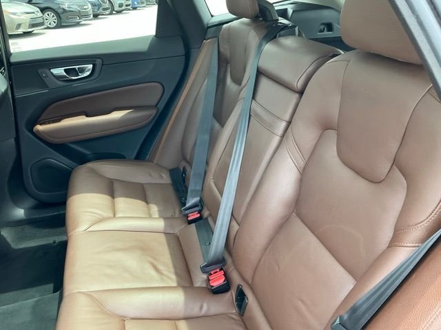 Used 2019 White Volvo T5 Momentum image 18