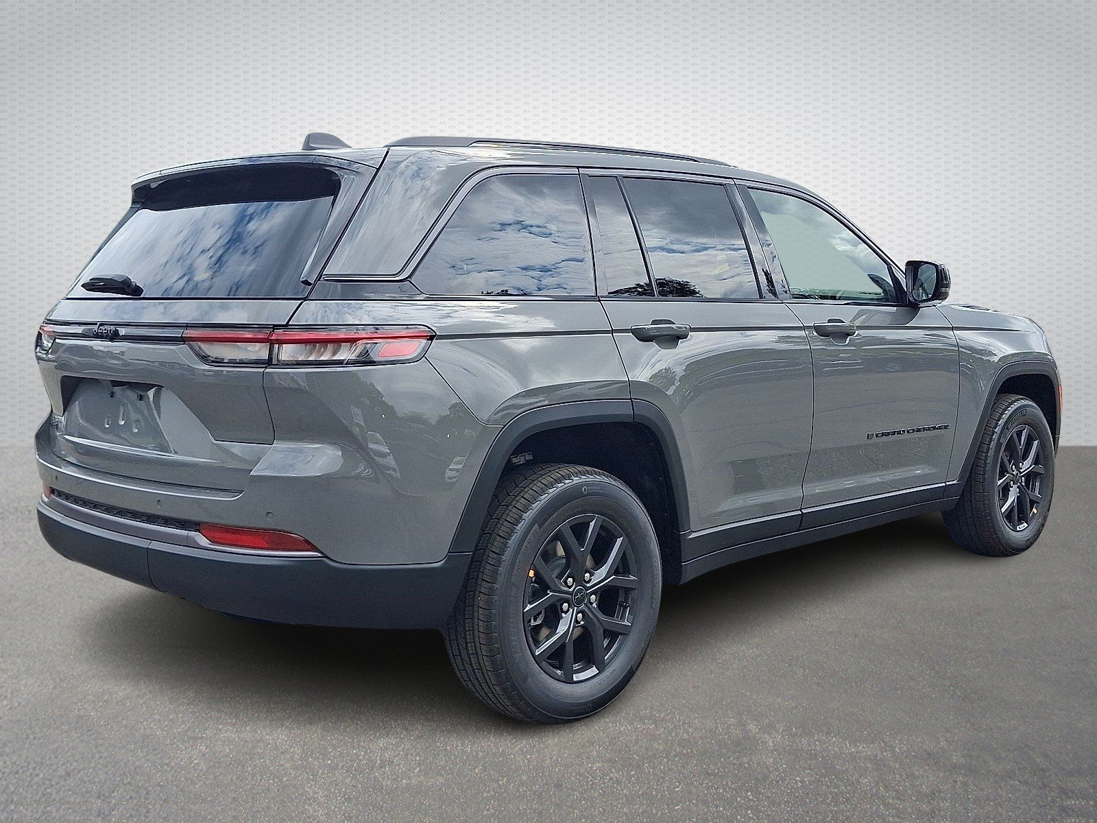 New 2027 Sting-Gray Clear-Coat Paint Jeep Laredo Altitude 4x4 image 4