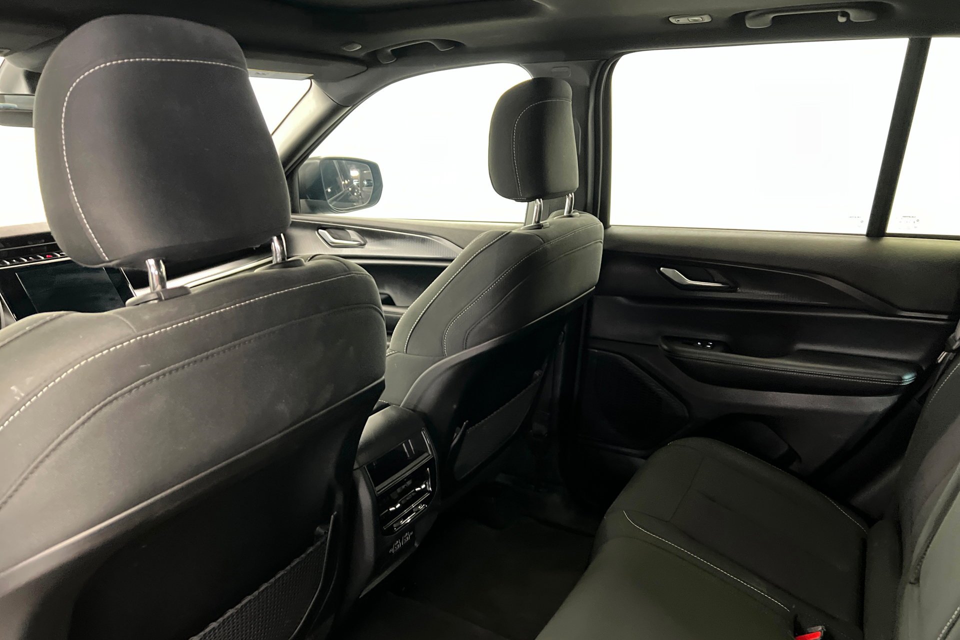 Used 2025 Diamond Black Crystal Pearlcoat Jeep Laredo X image 20