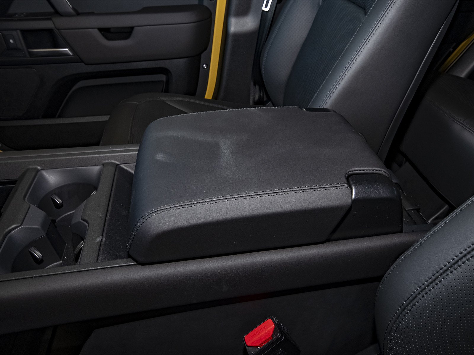 New 2026 Deep Sandglow Yellow Land Rover  image 32