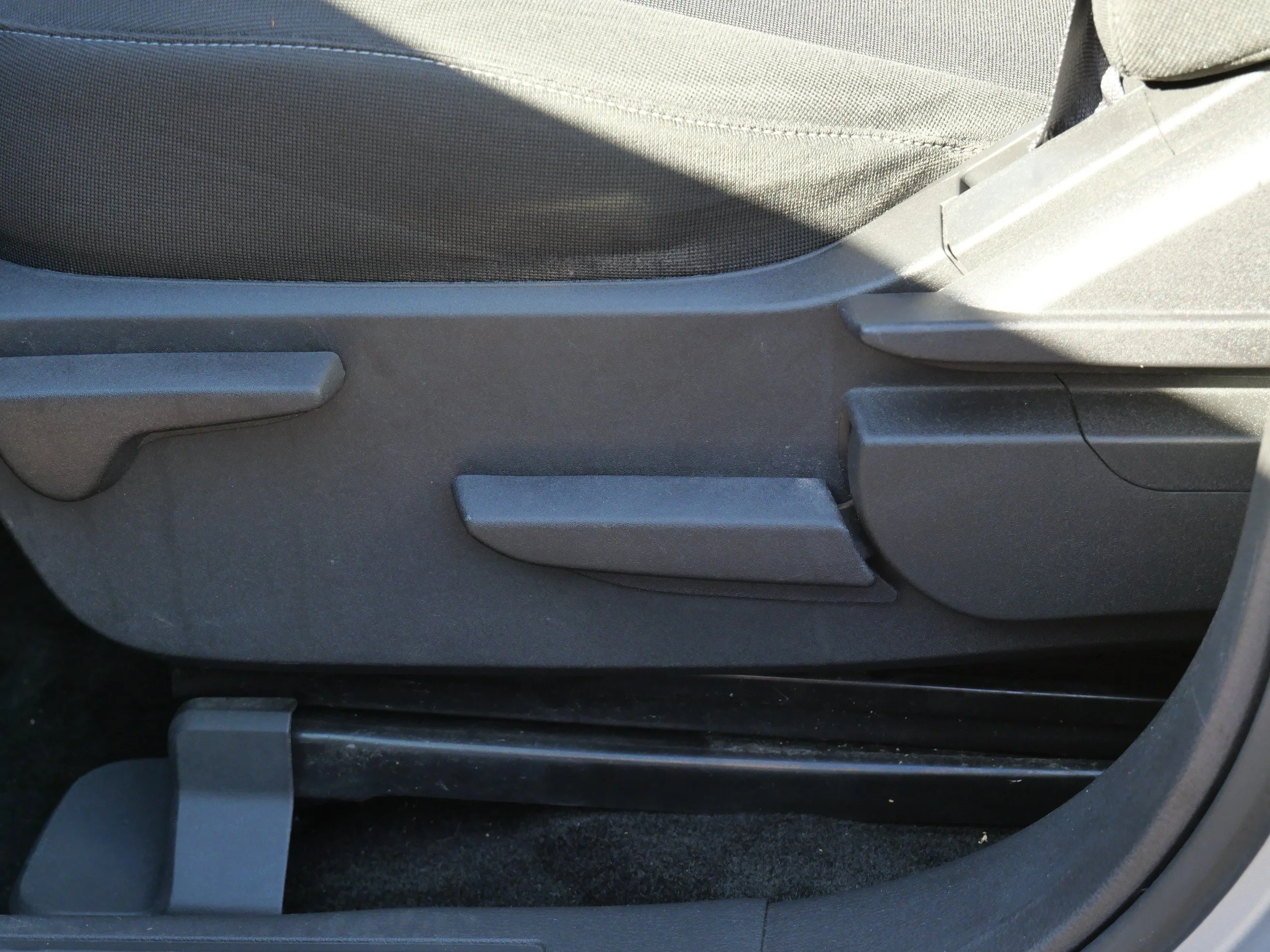 Used 2014 Ingot Silver Metallic Ford SE image 12