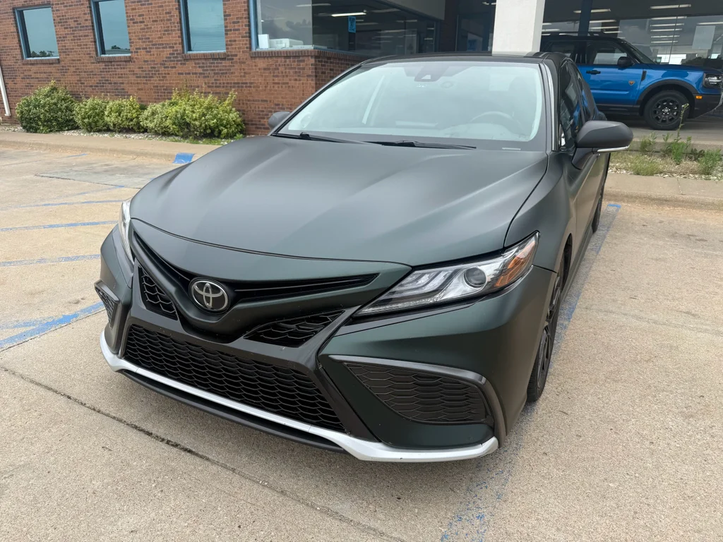 Used 2022  Toyota XSE V6 image 2