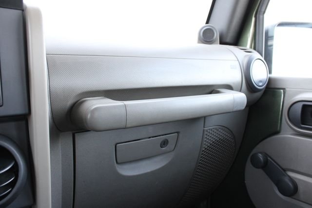 Used 2009 Green Jeep X image 15