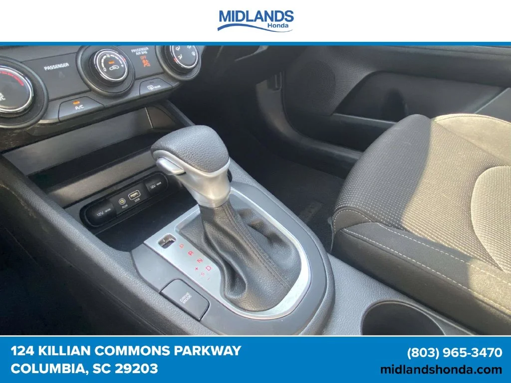 Used 2021 Snow White Pearl Kia LXS image 30
