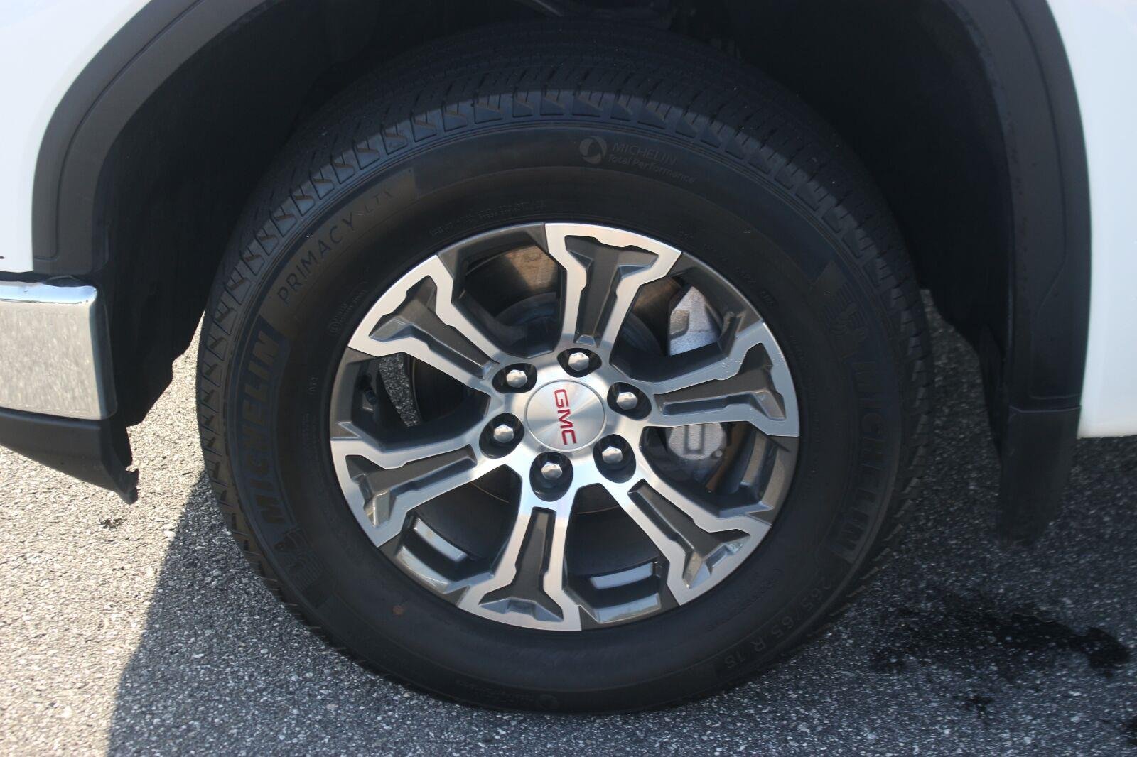 Used 2025 Summit White GMC SLT image 40