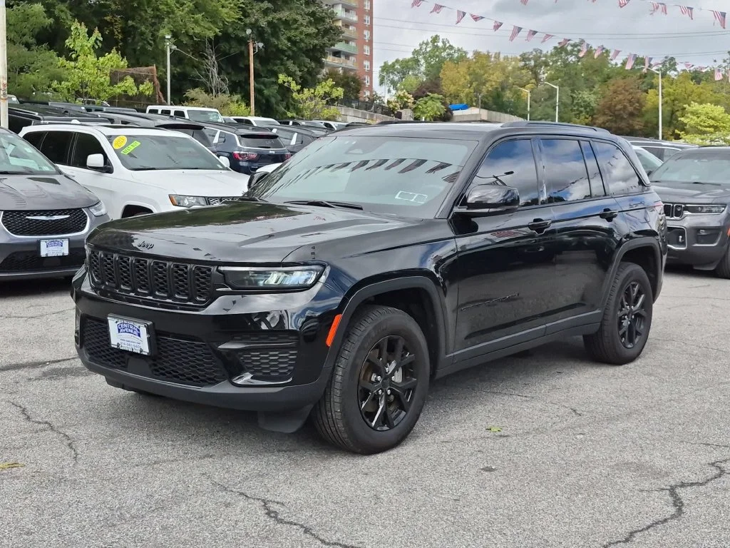 Used 2025 Black Jeep Altitude X image 1