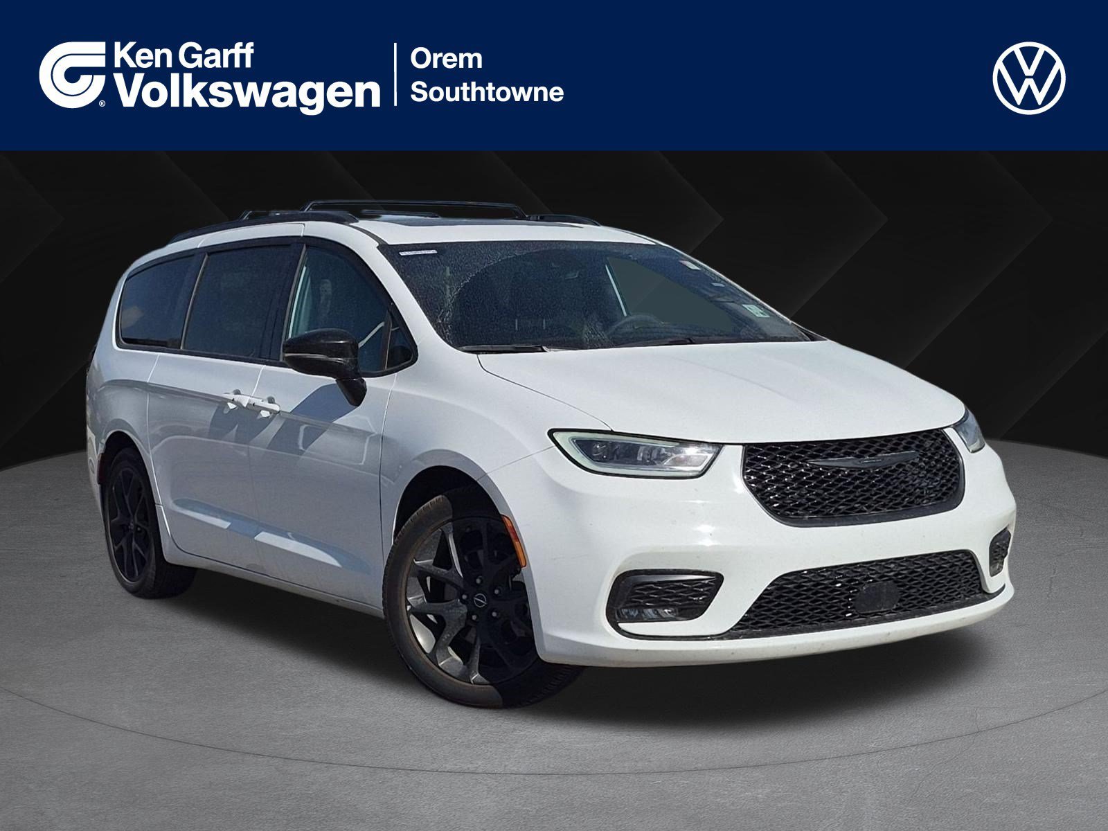Used 2025 Bright White Clearcoat Chrysler Limited image 1