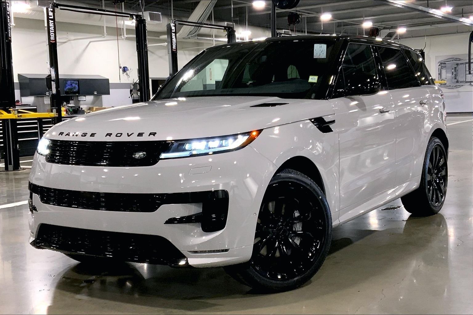 New 2026 Borasco Grey LAND ROVER Dynamic SE image 1