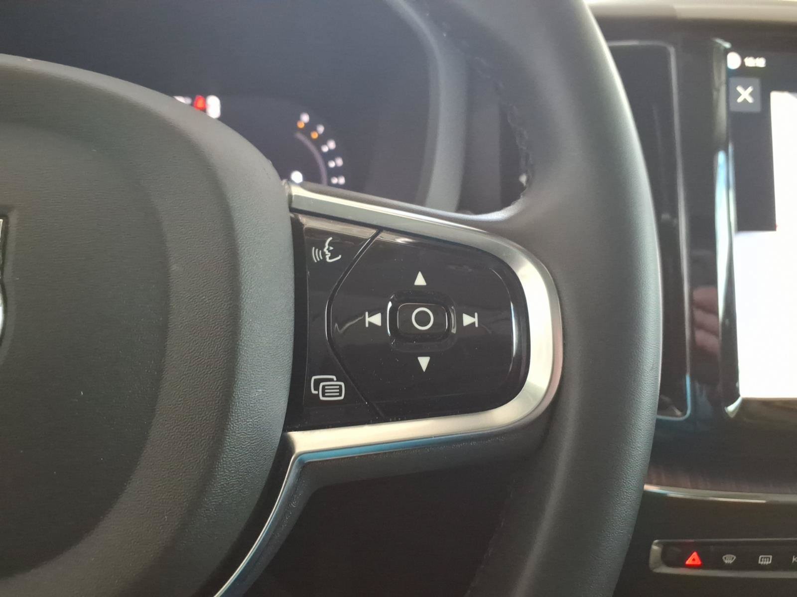 Used 2024 Silver Dawn Metallic Volvo Plus Dark Theme image 27