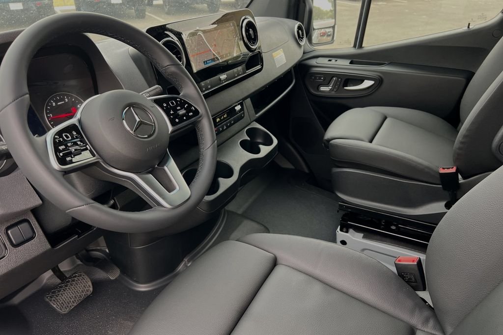 Used 2024  Mercedes-Benz Cargo 170 WB image 9