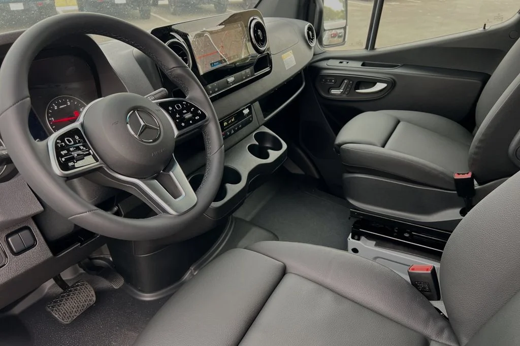 Used 2024  Mercedes-Benz Cargo 170 WB image 9