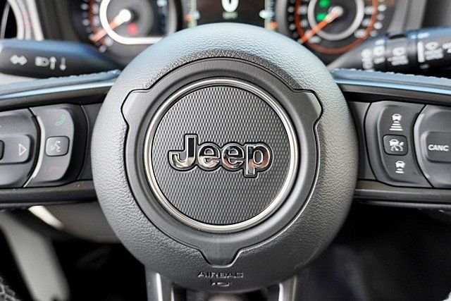 New 2026 Bright White Clear-Coat Exterior Paint Jeep Rubicon image 42