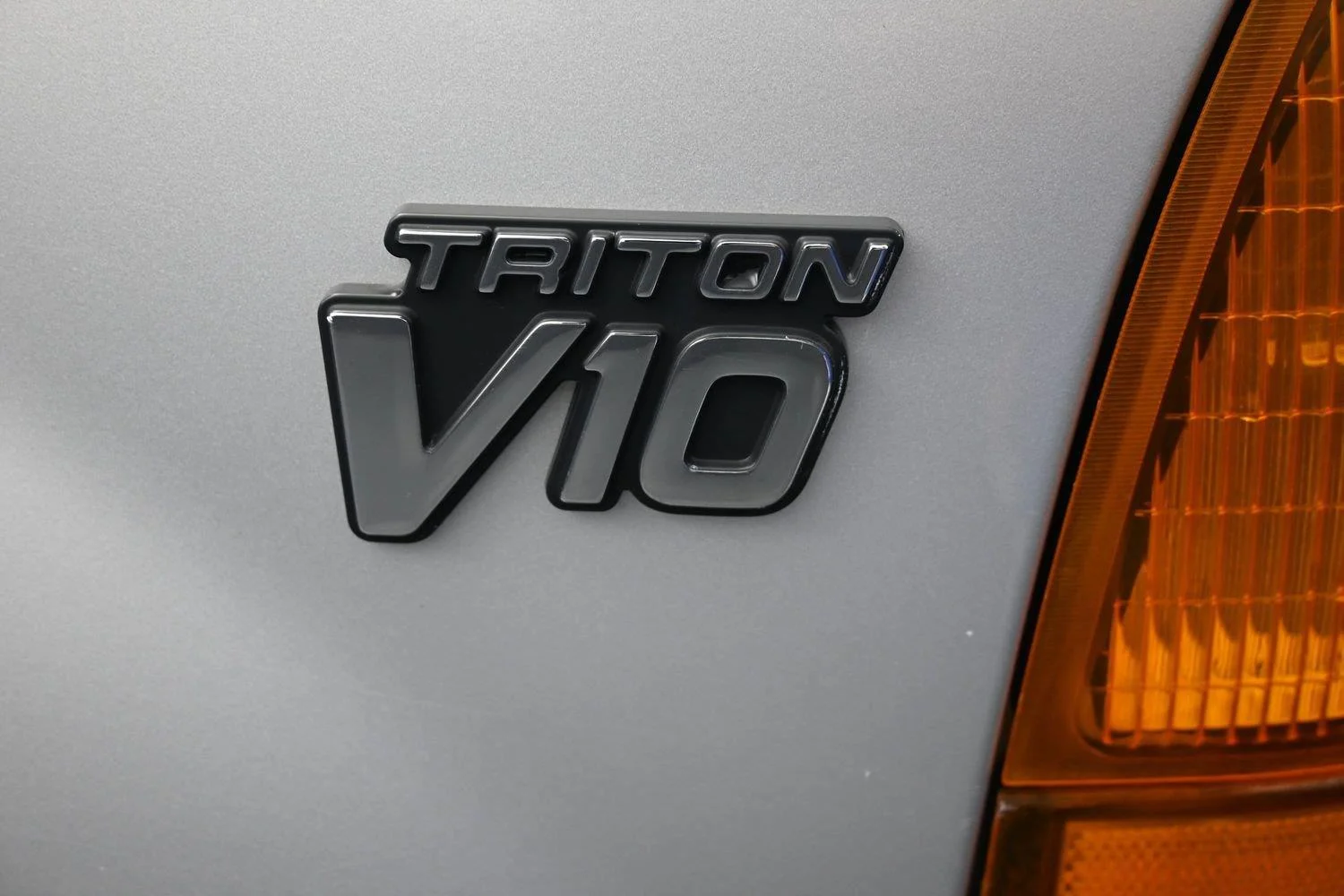 Used 2000  Ford Lariat image 6
