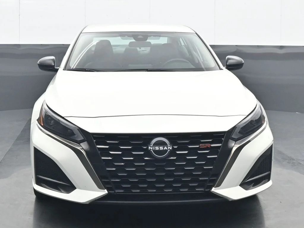 Used 2025 White Nissan 2.5 SR image 1
