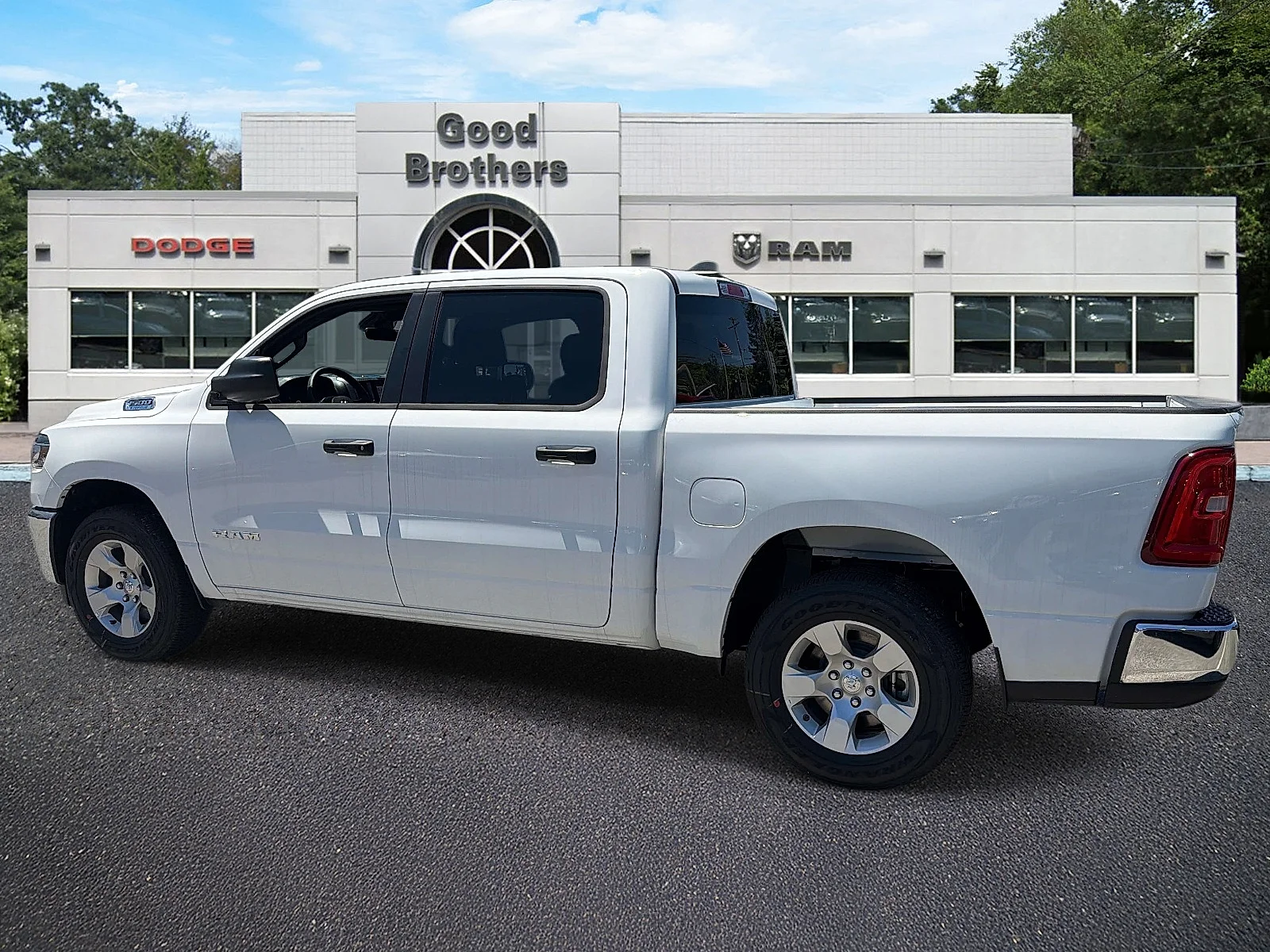 New 2026 Bright White Clear-Coat Exterior Paint RAM Big Horn image 3