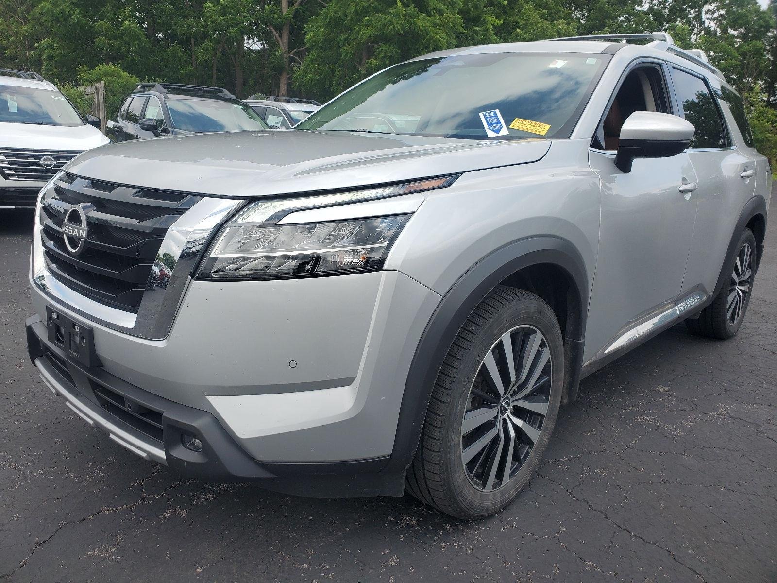 Used 2023 Brilliant Silver Metallic Nissan Platinum image 4