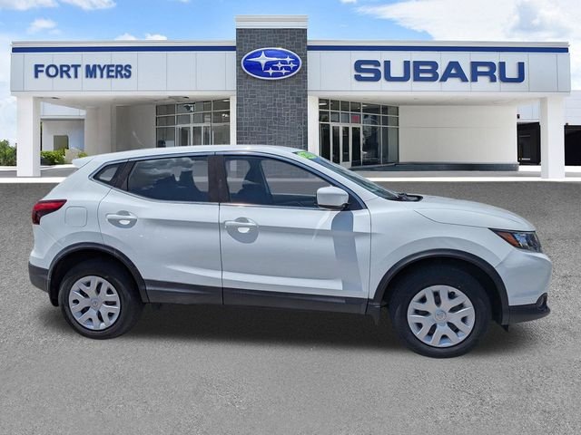 Used 2018 White Nissan S image 3