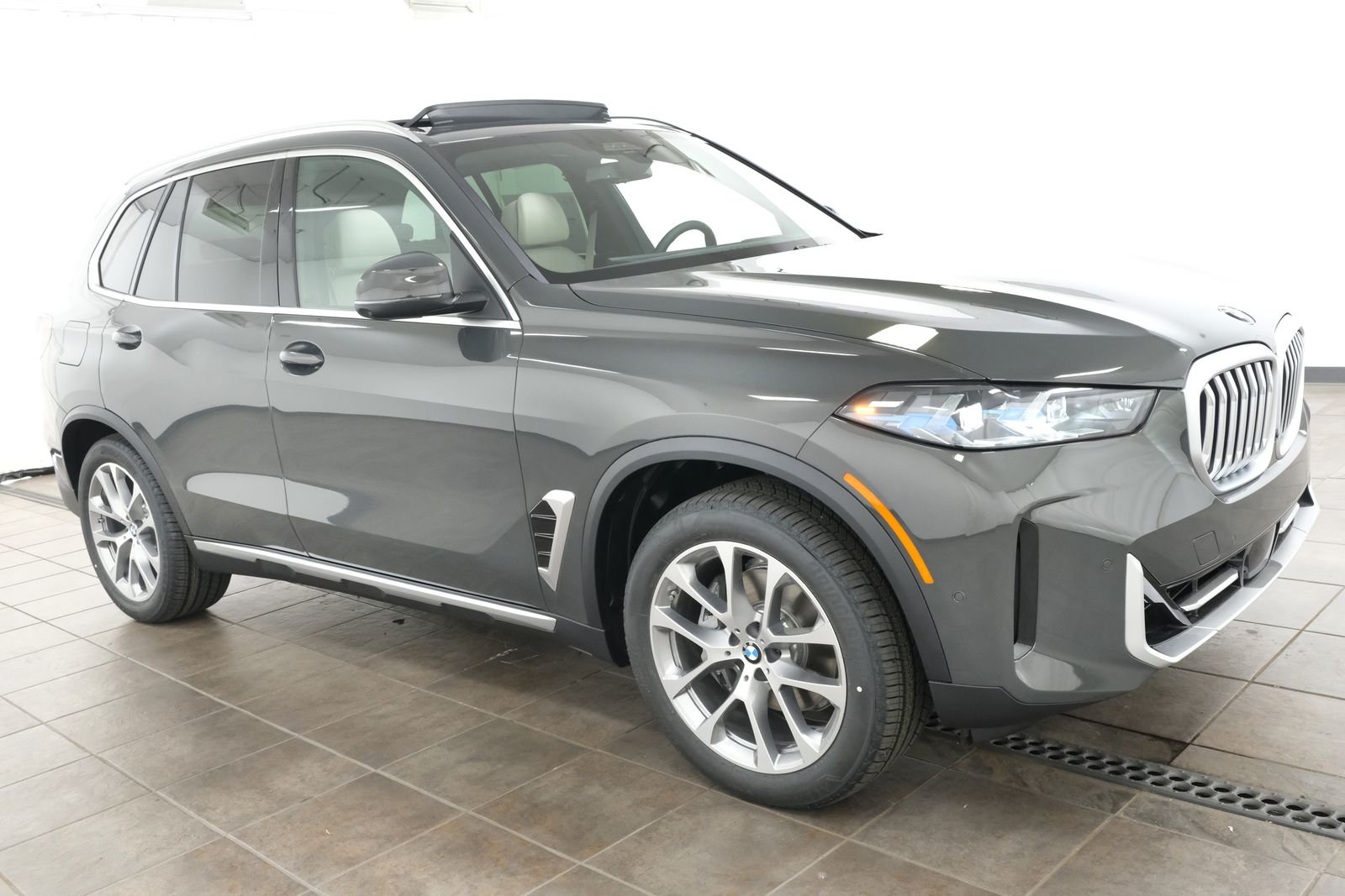 New 2026 Dravit Grey Metallic BMW xDrive40i image 9