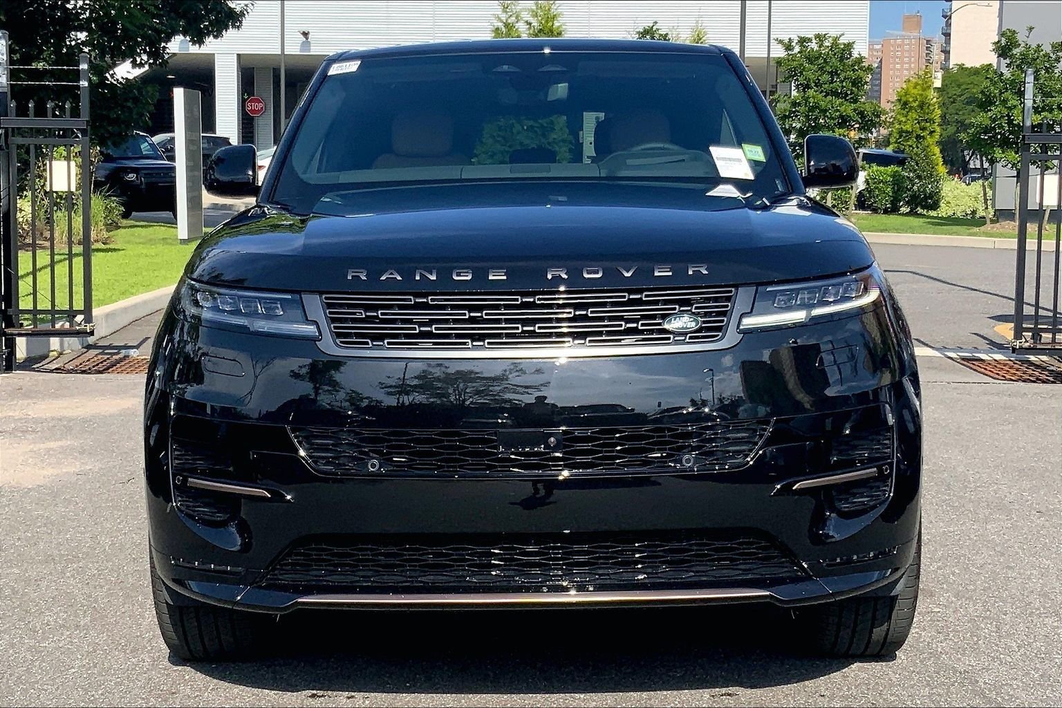 New 2026 Santorini Black Land Rover Dynamic SE image 3