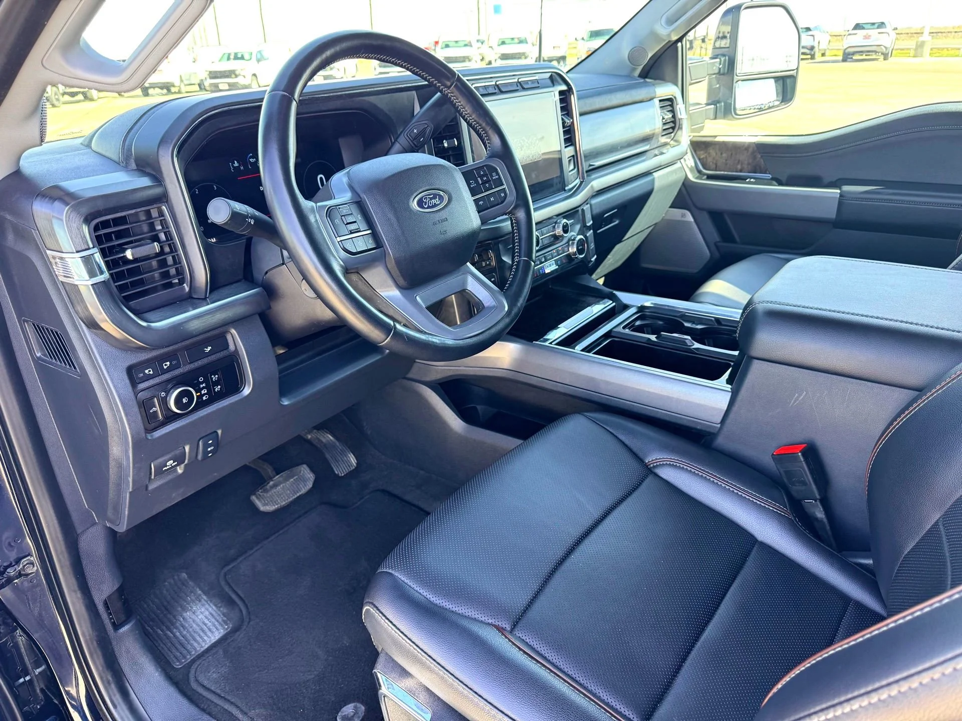 Used 2024  Ford Lariat image 11