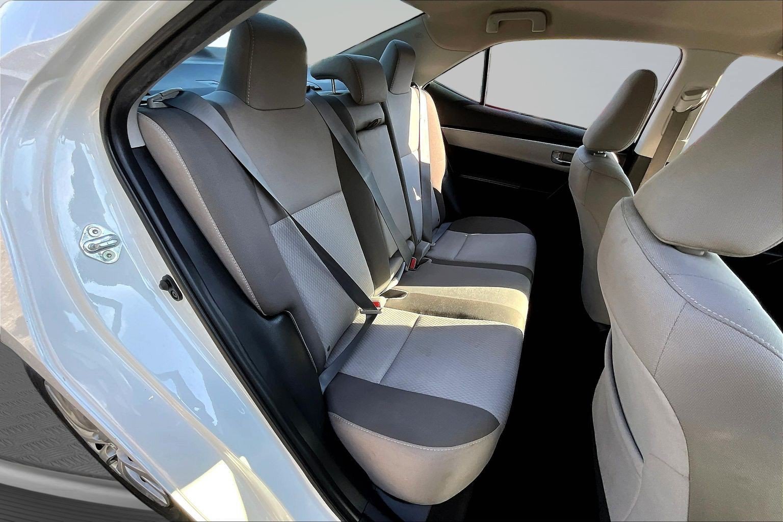 Used 2017 White Toyota LE image 23