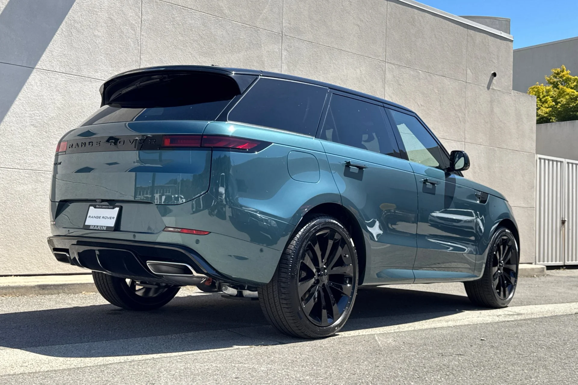 New 2026 Giola Green Land Rover Dynamic SE image 2