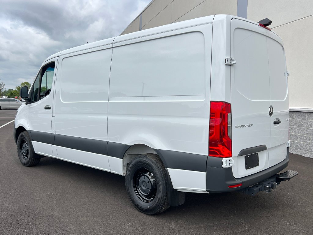 New 2026 Arctic+White Mercedes-Benz Cargo 144 WB image 34
