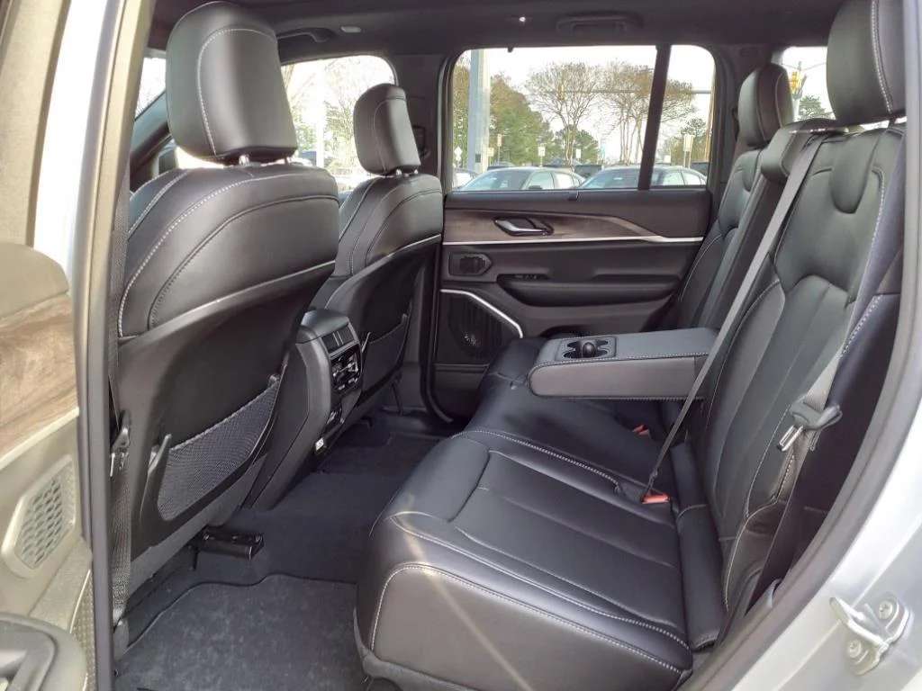Used 2024 Silver Zynith Jeep  image 27