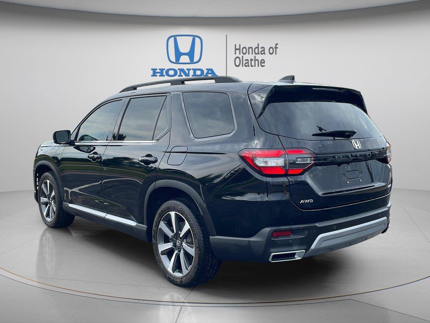 Certified Used 2025 Crystal Black Pearl Honda AWD Elite image 33