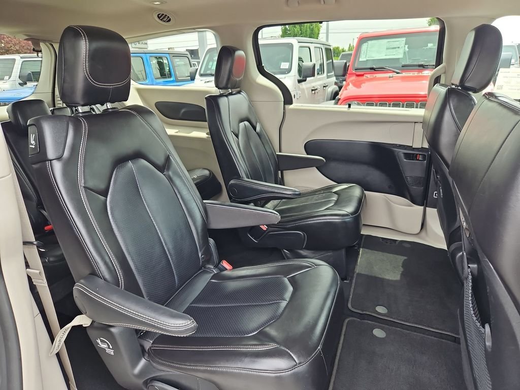 Used 2023 Ceramic Gray Clearcoat Chrysler Touring L image 27