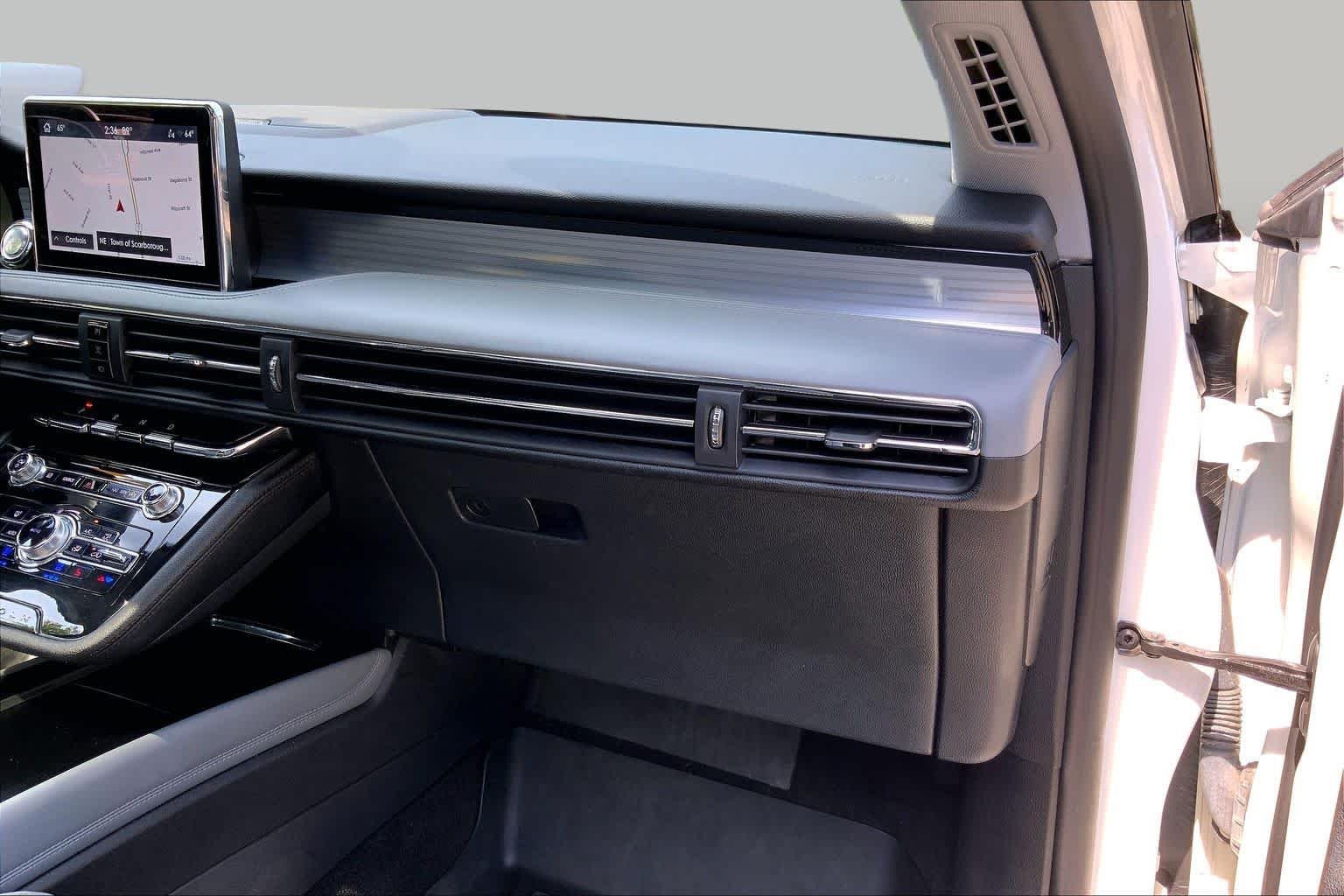 Used 2022 Pristine White Metallic Tri-Coat Lincoln Reserve image 19