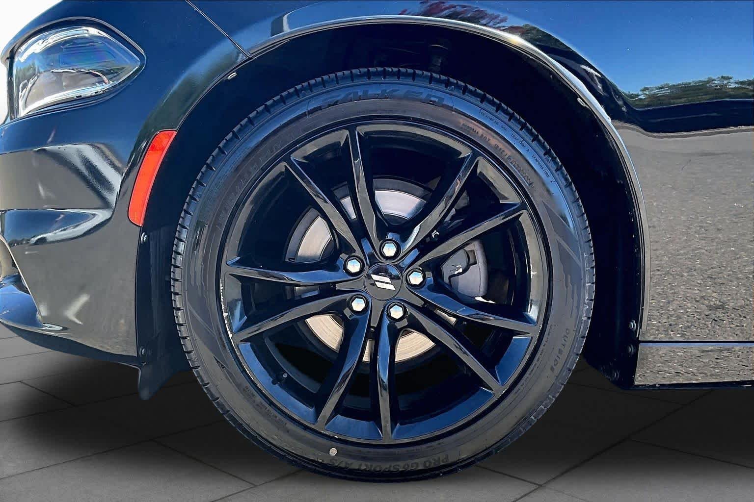 Used 2017 Pitch Black Clearcoat Dodge SE image 10