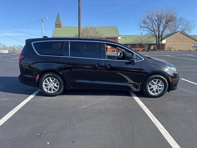 New 2026 Diamond Black Crystal Pearl-Coat Exterior Paint Chrysler Select image 8